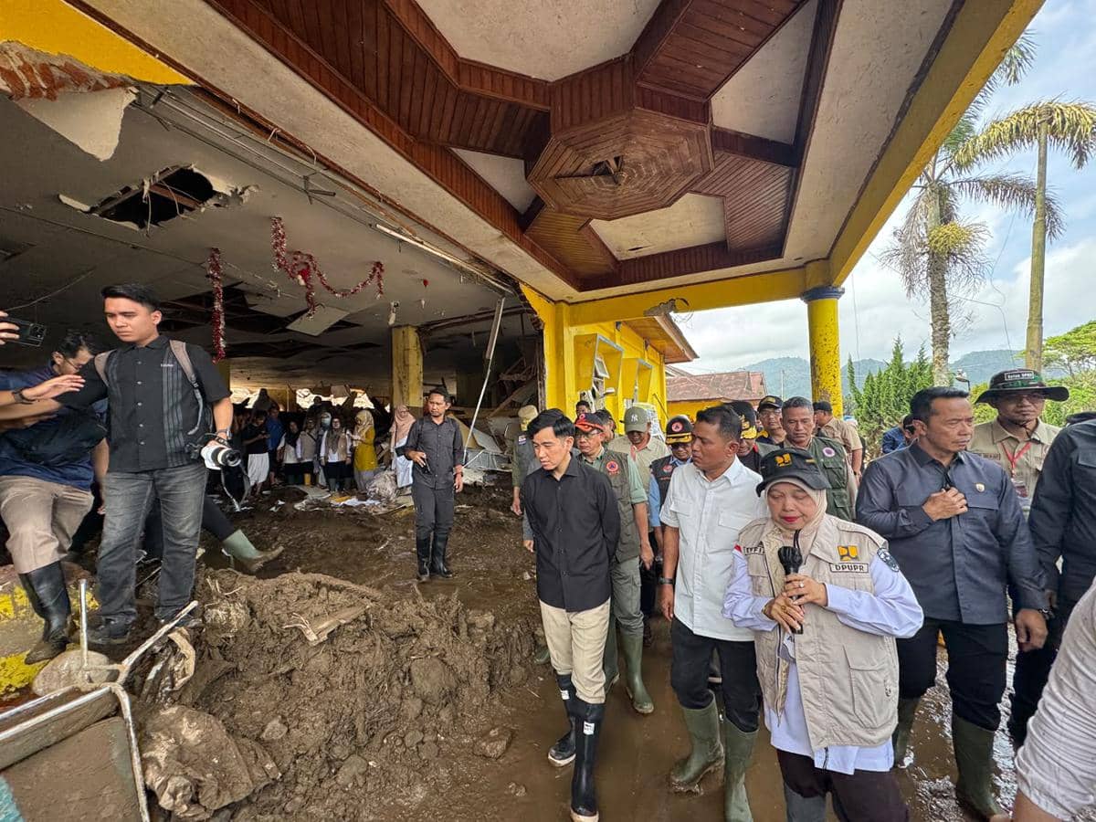 Wakil Presiden (Wapres) Gibran Rakabuming meninjau sejumlah infrastruktur dan fasilitas publik yang terdampak banjir bandang di Kabupaten So