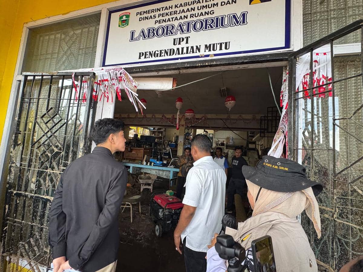 Wakil Presiden (Wapres) Gibran Rakabuming meninjau sejumlah infrastruktur dan fasilitas publik yang terdampak banjir bandang di Kabupaten So