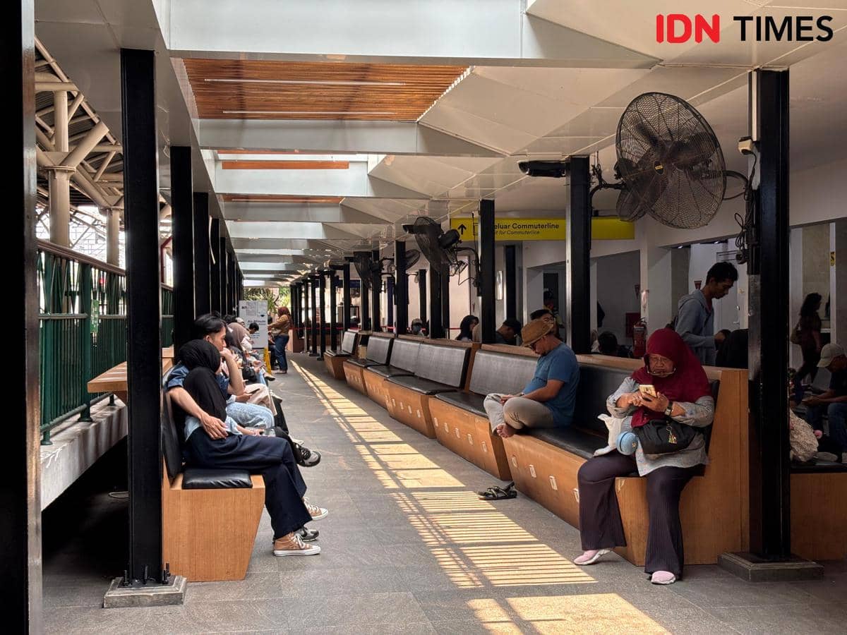Suasana Stasiun Yogyakarta, Jumat (25/9/2026). (IDN Times/Herlambang Jati Kusumo)