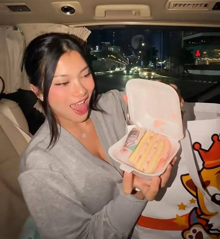 Hanum Mega bagi-bagi hadiah ultah dari Nathalie Holscher
