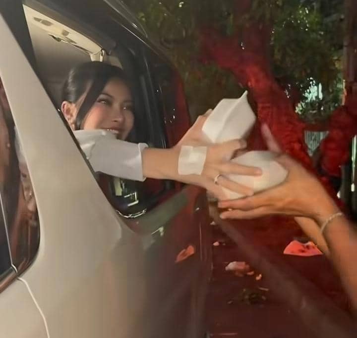 Hanum Mega bagi-bagi hadiah ultah dari Nathalie Holscher