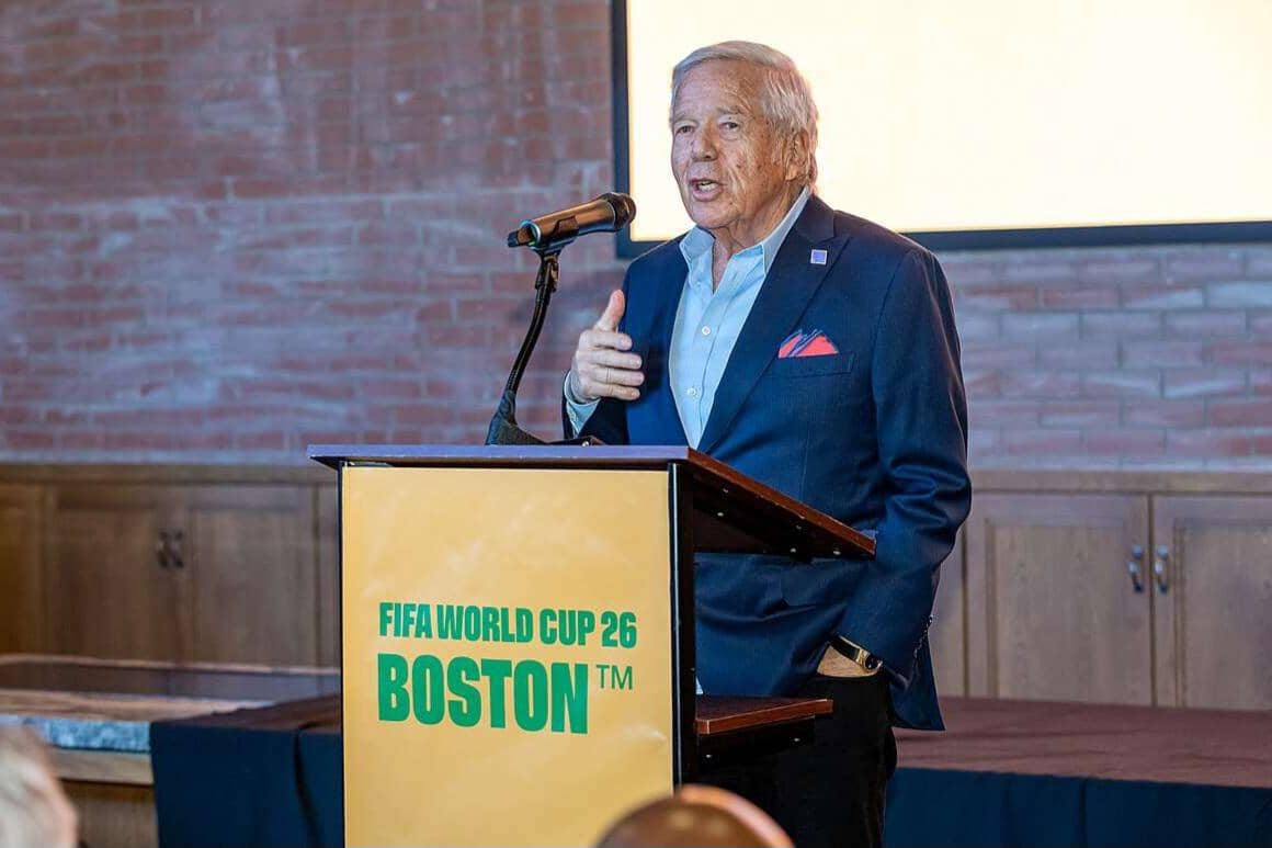 Robert Kraft dan para pejabat lainnya merayakan peluncuran resmi merek untuk acara Piala Dunia FIFA 2026 di Massachusetts pada acara Big Night Live di Boston pada 18 Mei 2023.