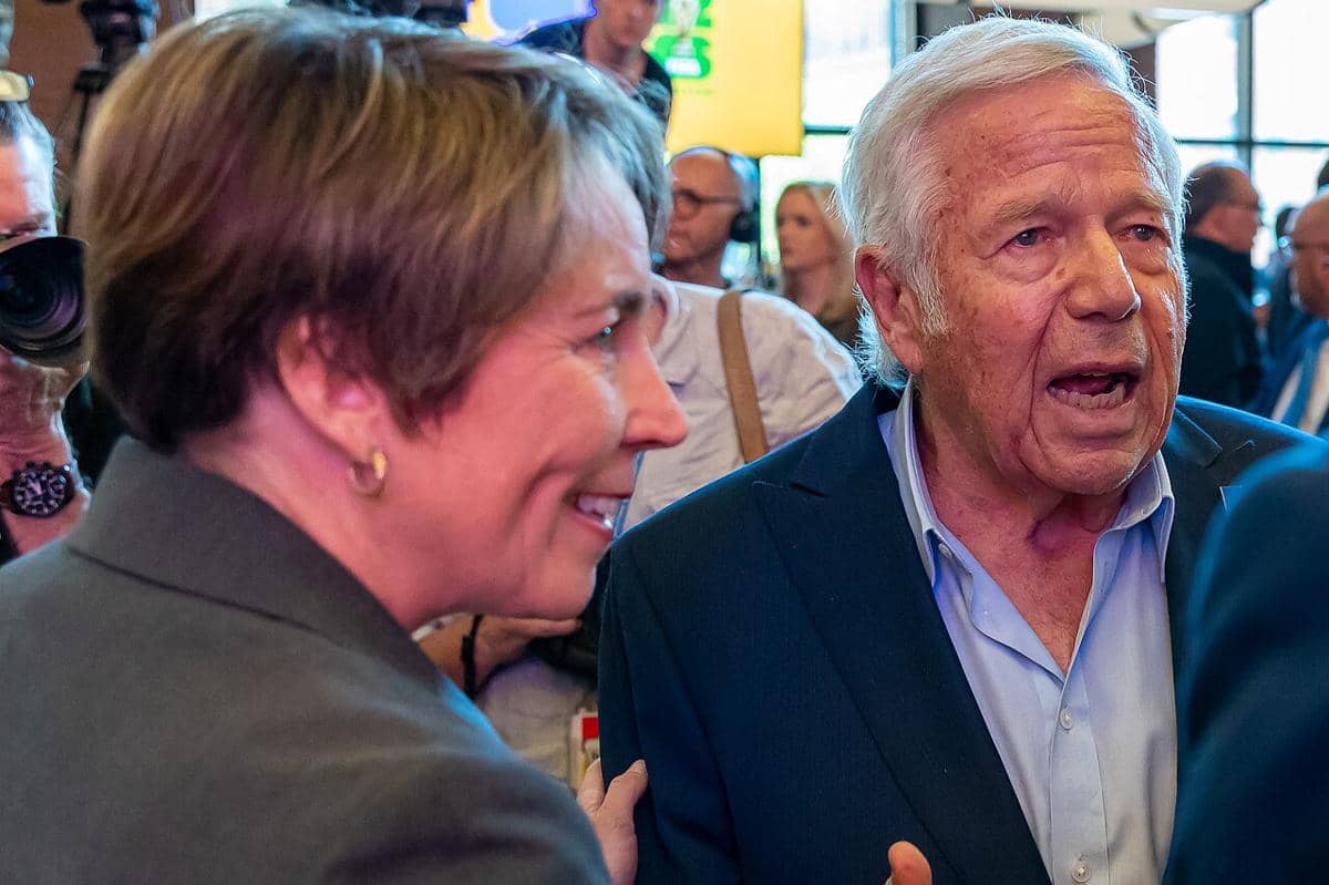 Robert Kraft dan pejabat lainnya dalam acara Piala Dunia FIFA 2026 di Massachusetts pada acara Big Night Live di Boston pada 18 Mei 2023.