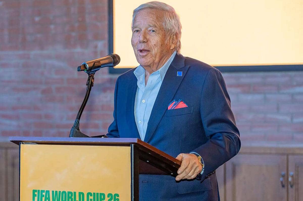 Robert Kraft dan pejabat lainnya dalam acara Piala Dunia FIFA 2026 di Massachusetts pada acara Big Night Live di Boston pada 18 Mei 2023.