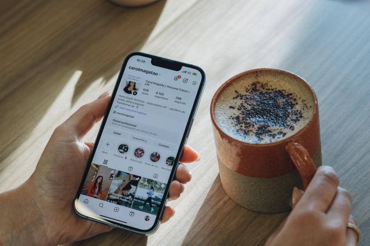 Ilustrasi orang melihat instagram 