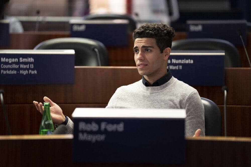 Mena Massoud dalam film Run This Town