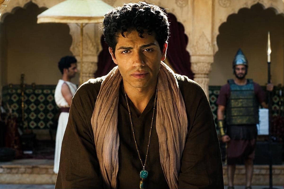 Mena Massoud dalam film Daniel: The Fiery Furnace