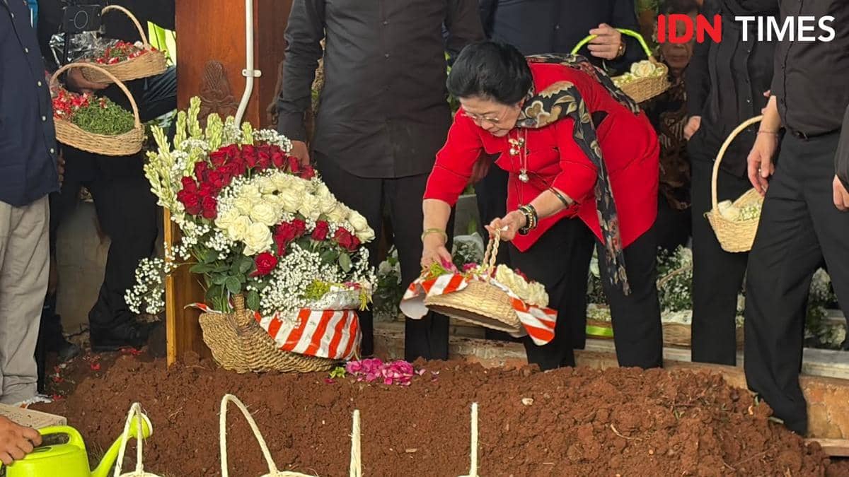 Jenazah Guruh Soekarnoputra Dimakamkan di TPU Karet Bivak