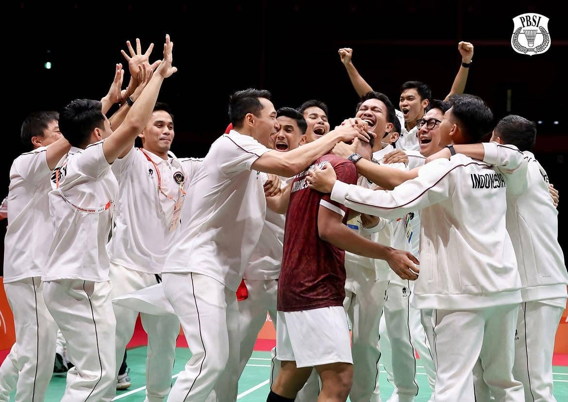 Selebrasi tim beregu putra Indonesia usai mengalahkan China 3-2 di final Asian Games 2026 Aichi-Nagoya dan meraih medali emas (dok.PP PBSI)