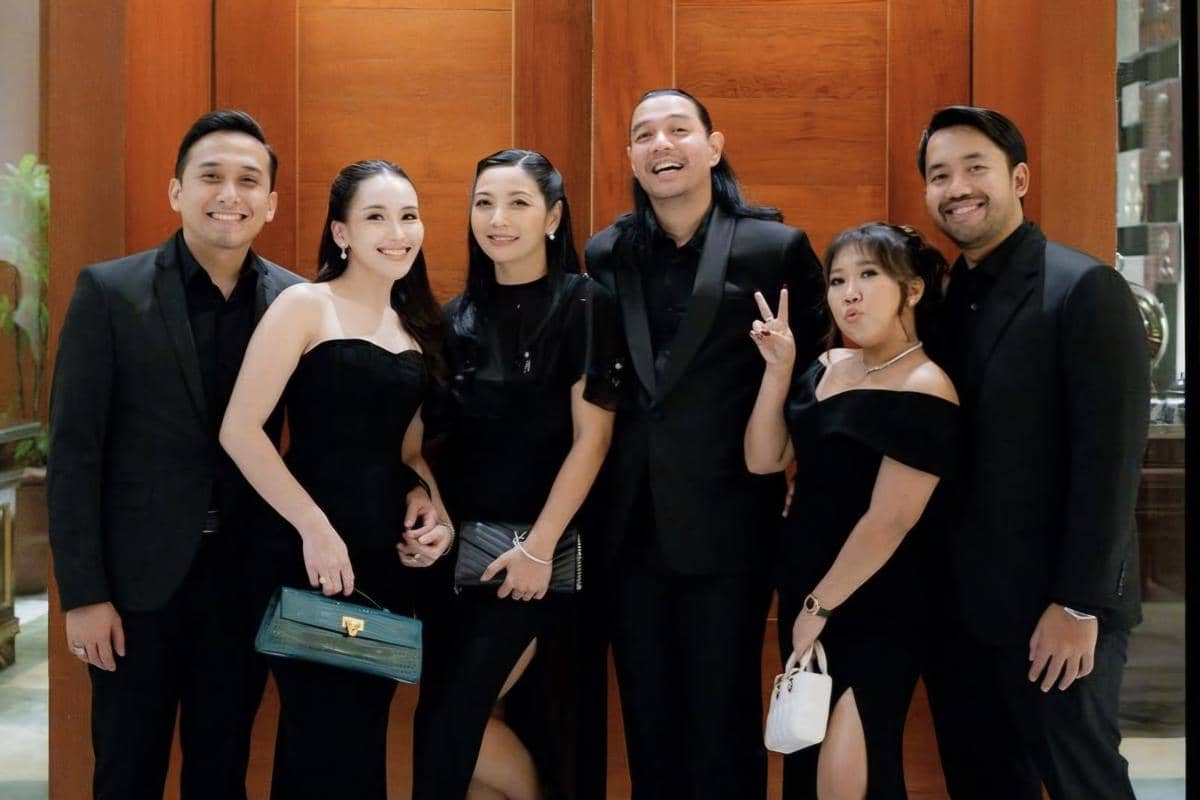 Adu Tas Branded Ayu Ting Ting, Hesti, dan Kiky Saputri saat Kondangan