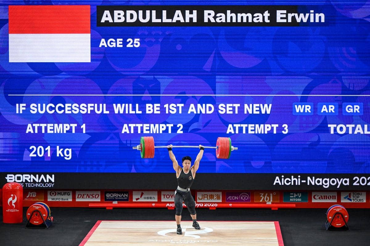 Lifter putra Indonesia Rahmat Erwin Abdullah melakukan angkatan clean and jerk pada final kelas 75 kilogram angkat besi Asian Games 2026 di