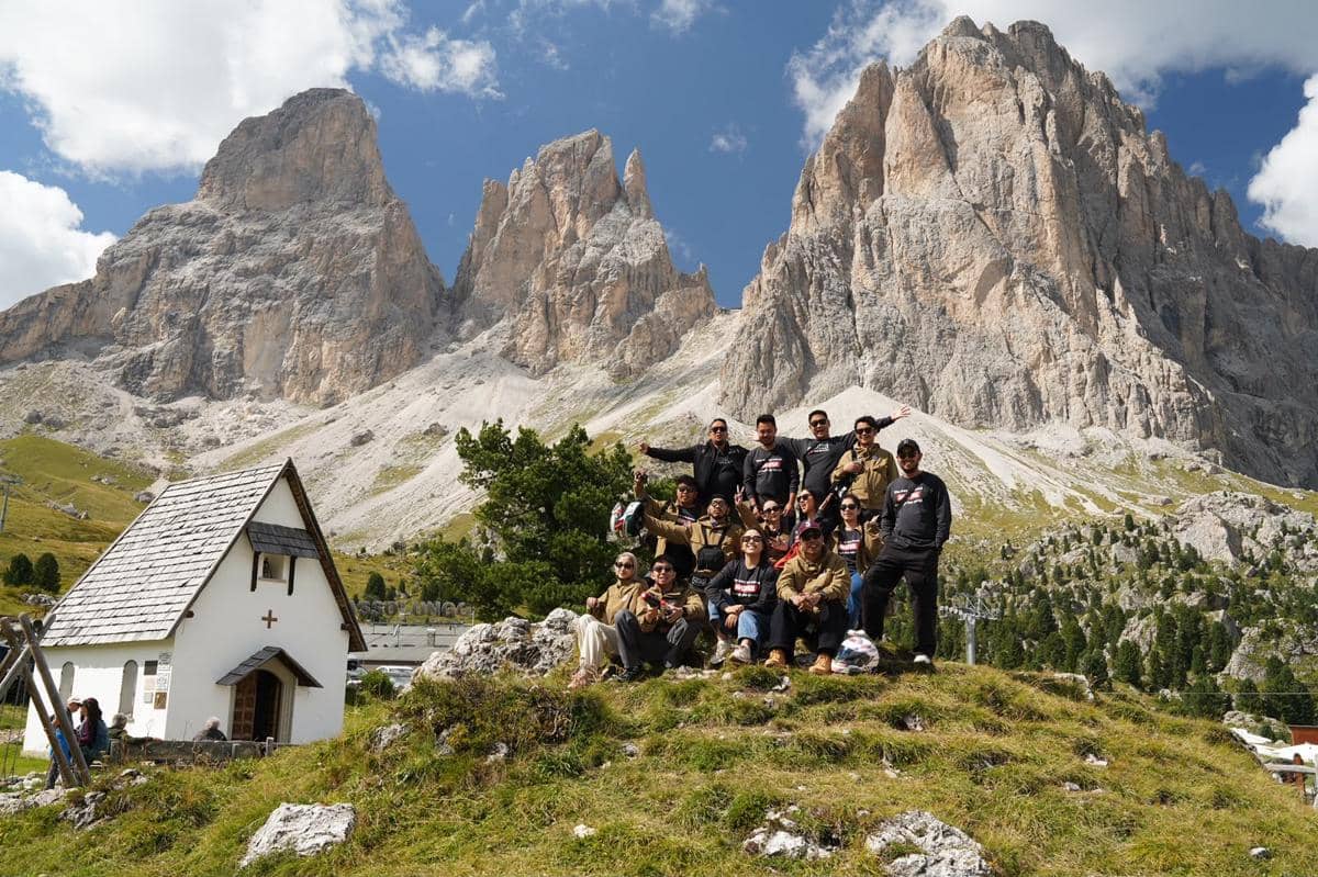 Lanskap pegunungan Dolomites di Italia yang menjadi salah satu daya tarik perjalanan darat bagi wisatawan.