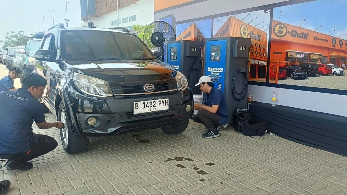 Pengisian nitrogen pada ban kendaraan pengunjung Auto Service Day sebagai bagian layanan bersama pemeriksaan spooring dan tapak ban.