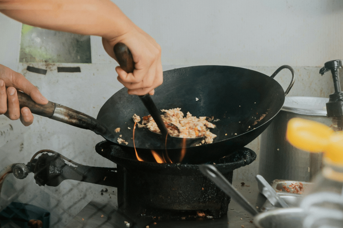 Ilustrasi proses membuat laab moo dengan aneka bahan masakan yang disiapkan di atas permukaan dapur.