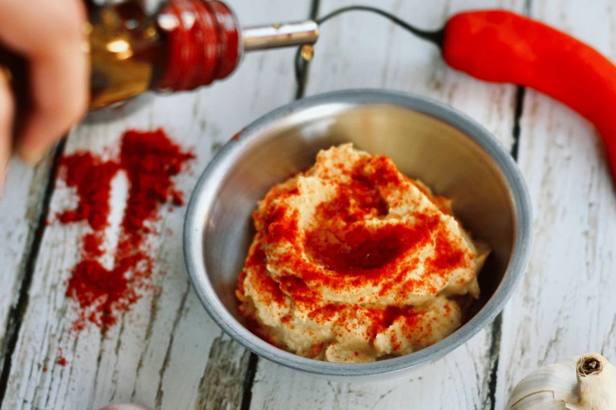 ilustrasi membuat garlic harissa aioli