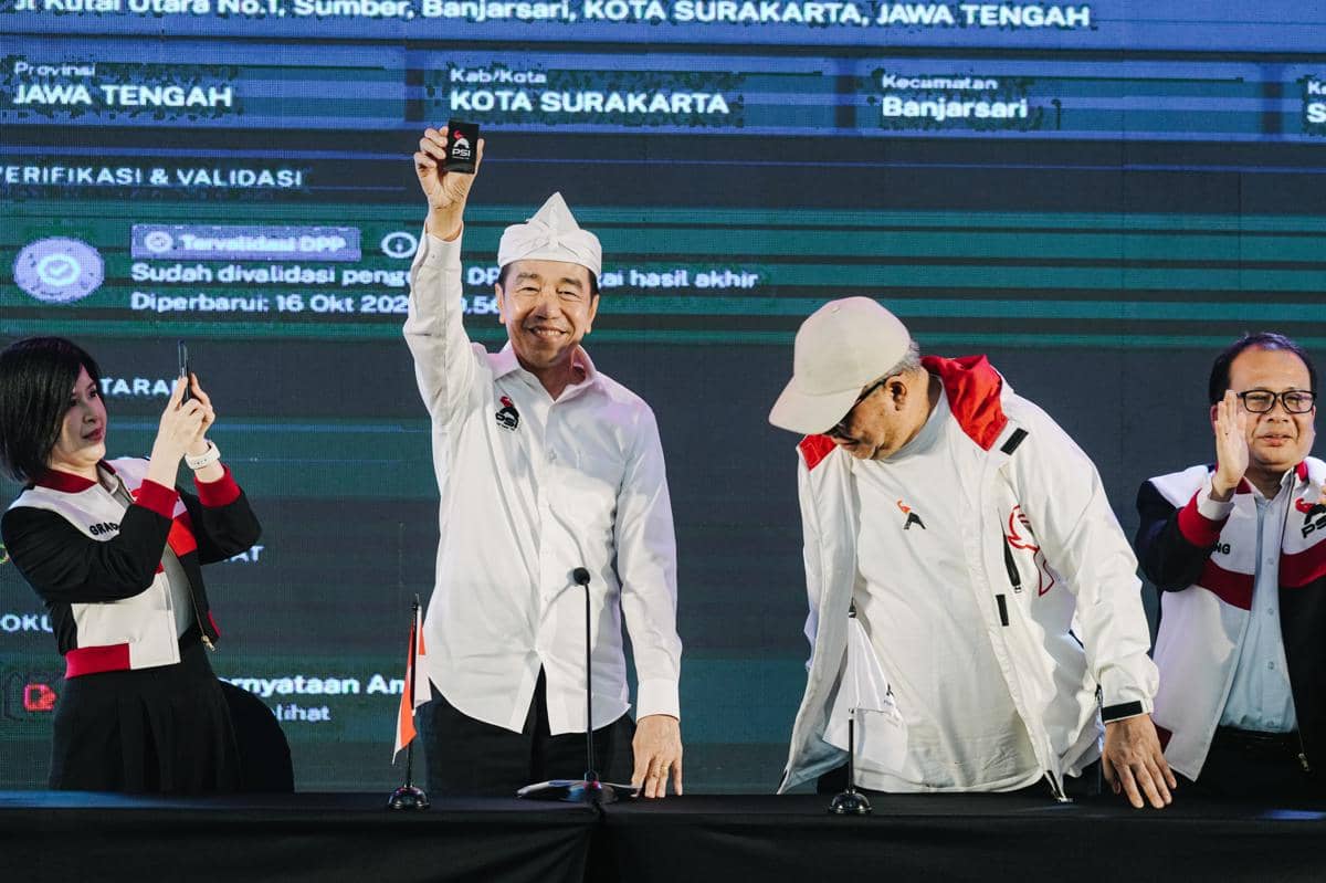 Jokowi Pamer Kartu Anggota PSI: Saya Sudah Jadi Kader Oktober 2025