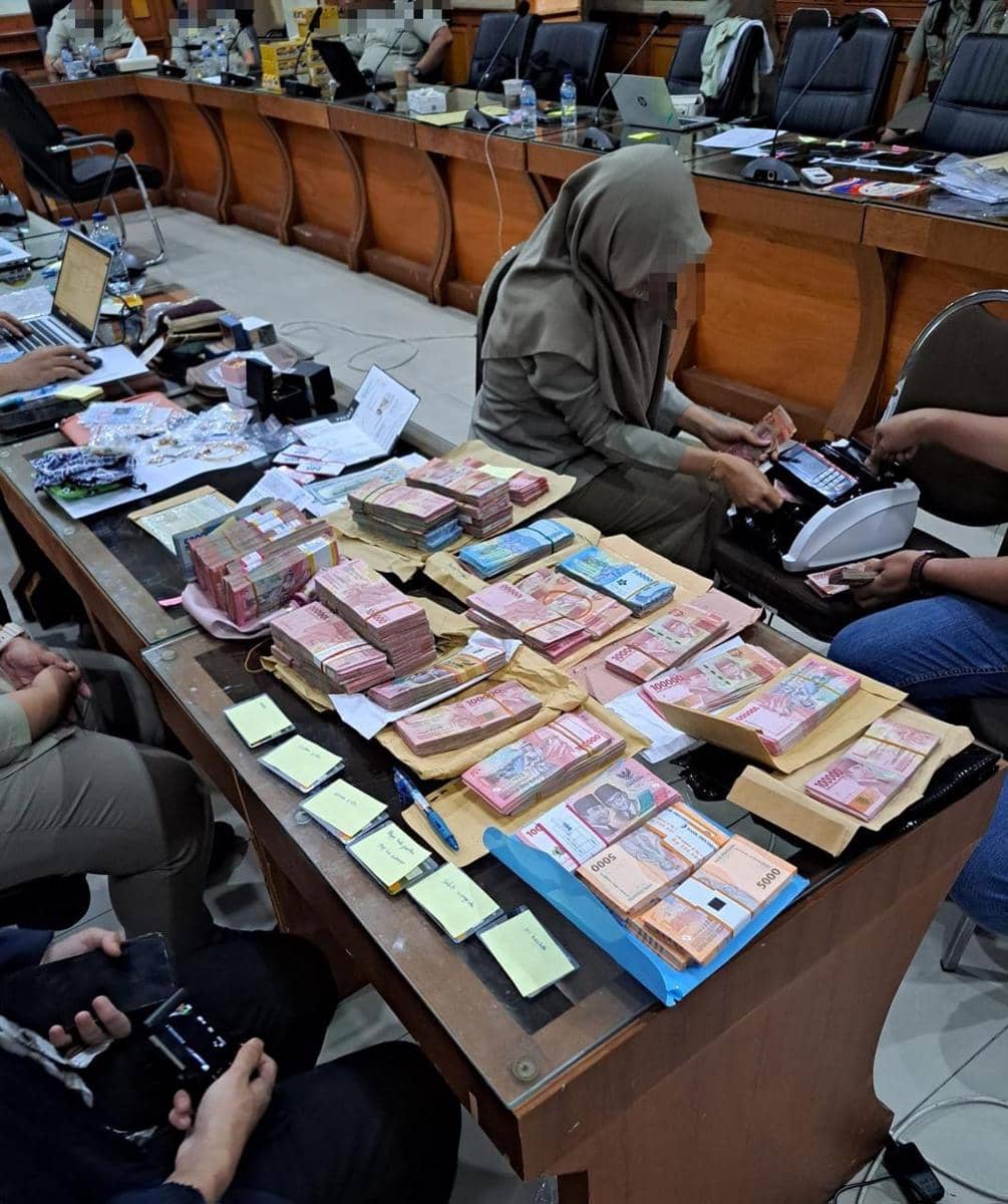 Selain Ratusan Juta, KPK juga Sita Perhiasan di BPN Jatim