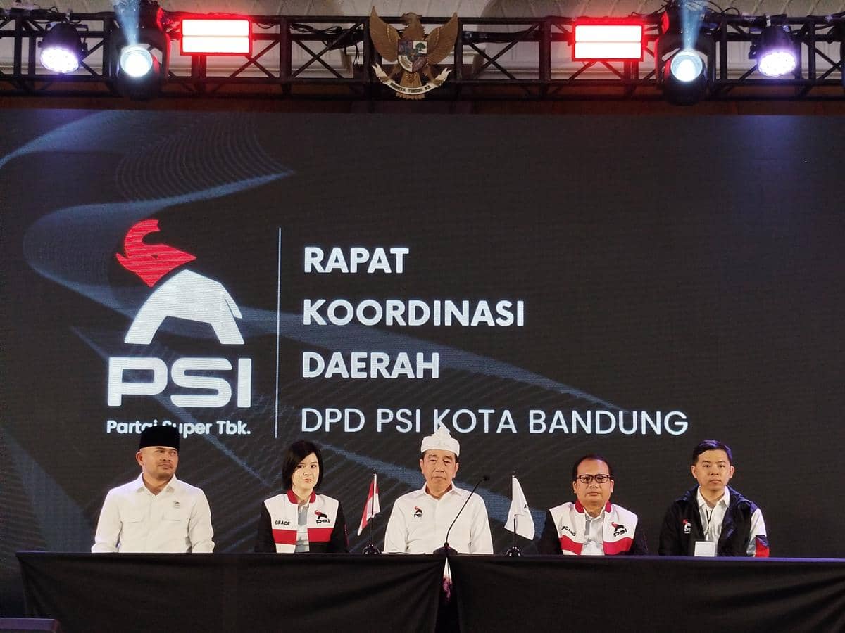 Jokowi Datang ke Rakoda PSI Bandung, Pakai Ikat Sunda Seperti KDM