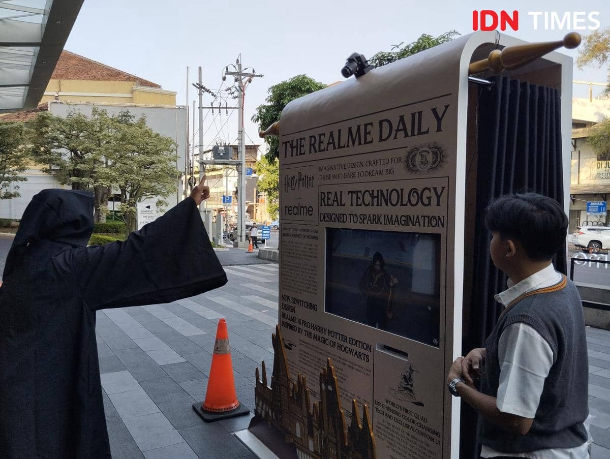 Pop-Up Bus "Welcome to Hogwarts" di Queen City Mall, Semarang, Sabtu (26/9/2026). (IDN Times/Dhana Kencana)