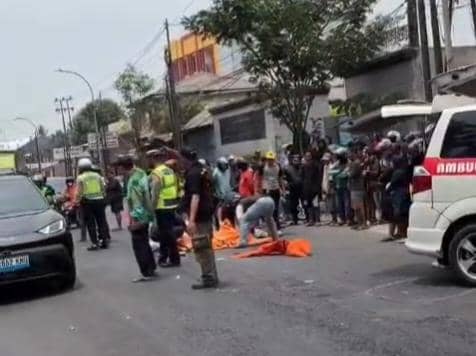 Pengendara dan Penumpang Motor di Bekasi Tewas Terlindas Truk