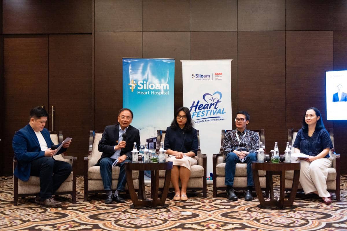 Empat pimpinan dan dokter Siloam Heart Hospital berpose bersama dalam acara yang didokumentasikan rumah sakit.