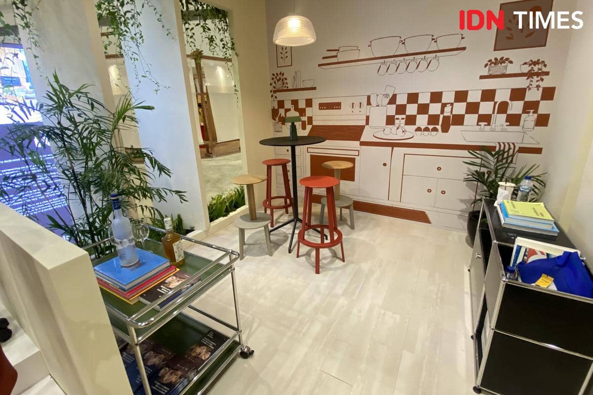 Pantry dan common area di hunian co-living yang dapat digunakan bersama oleh para penghuni untuk beraktivitas.
