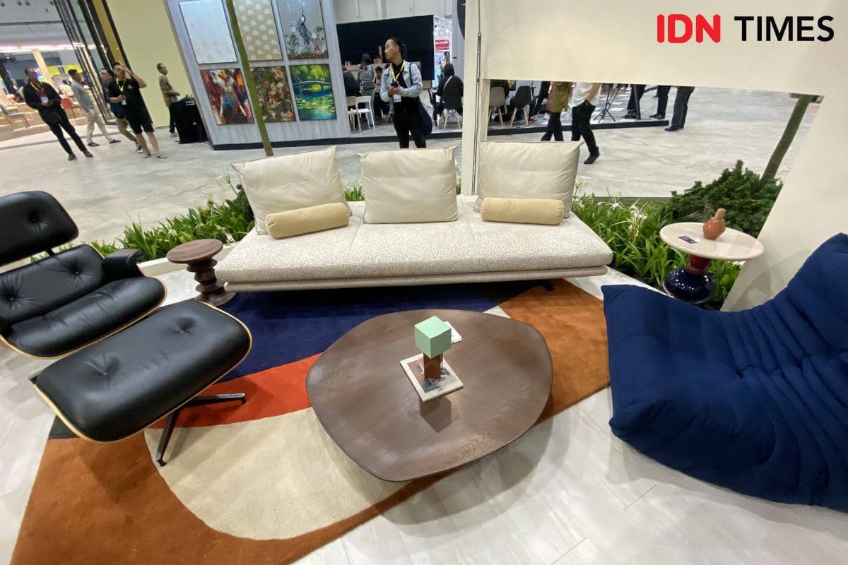 Beragam furnitur menjadi bagian dari pengalaman pengunjung saat berada di area bersama sebuah ruang publik.