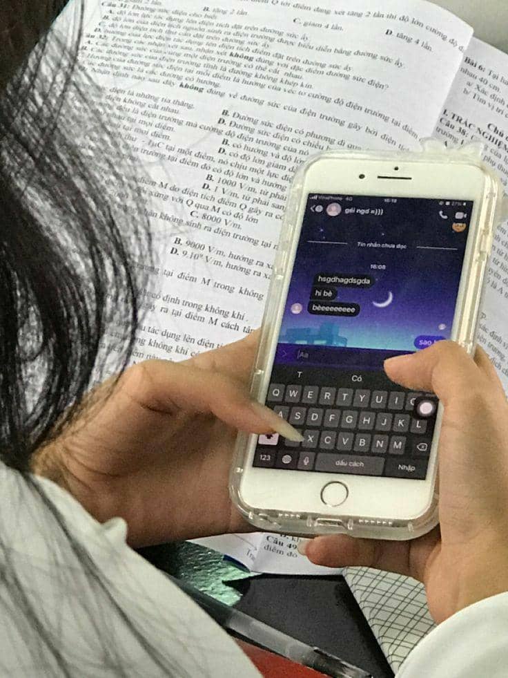 Seorang anak yang sedang membuka chat ketika belajar 