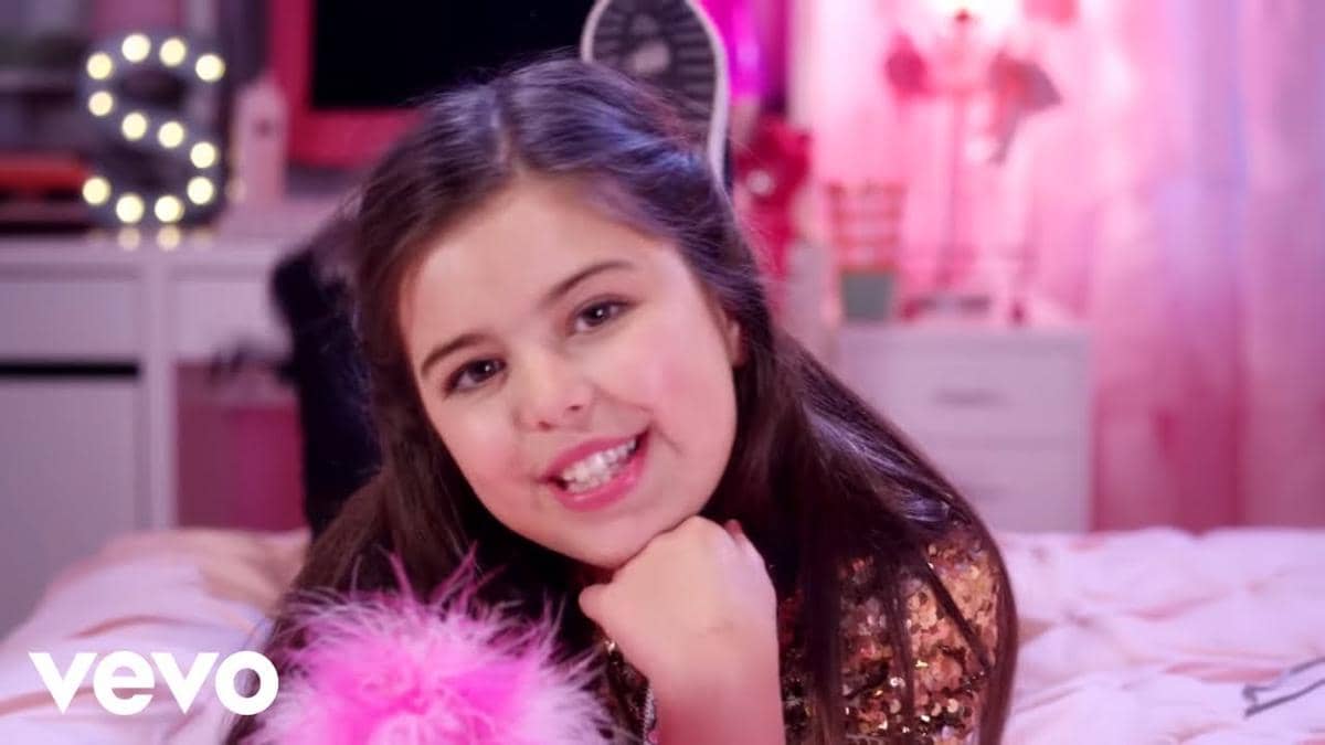 cuplikan video klip "Girl In The Mirror"