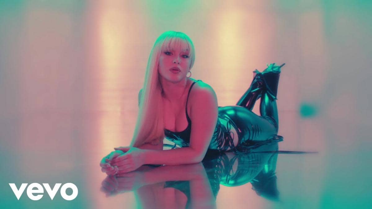 cuplikan video klip "WOW"