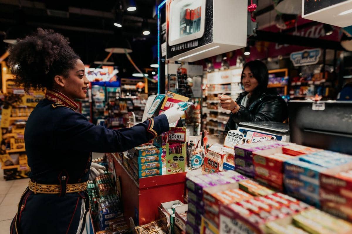 ilustrasi wanita belanja di supermarket
