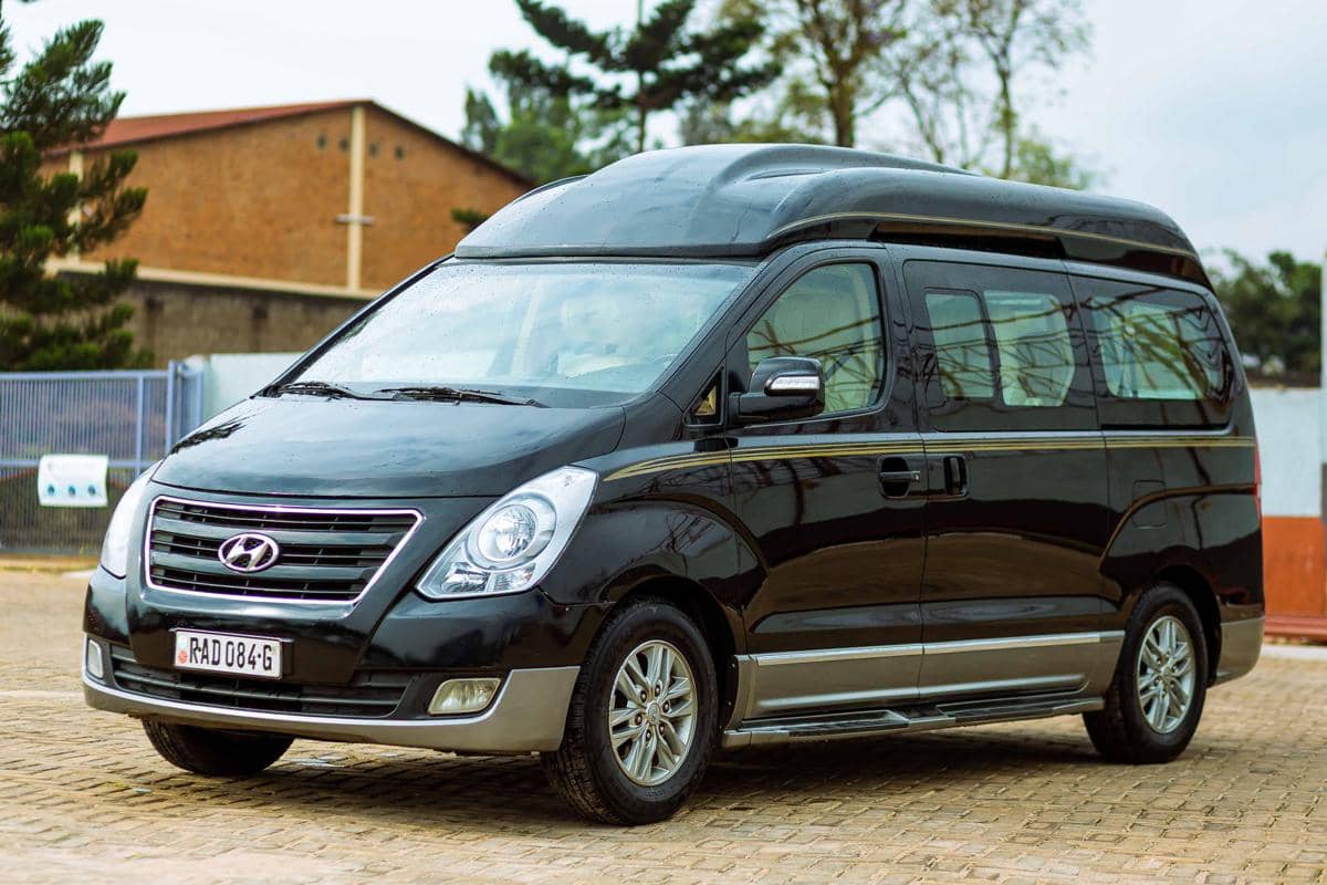 ilustrasi mobil MPV