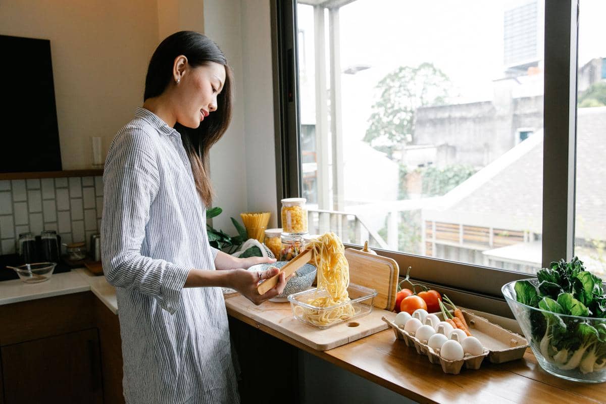 ilustrasi seorang wanita sedang memasak pasta