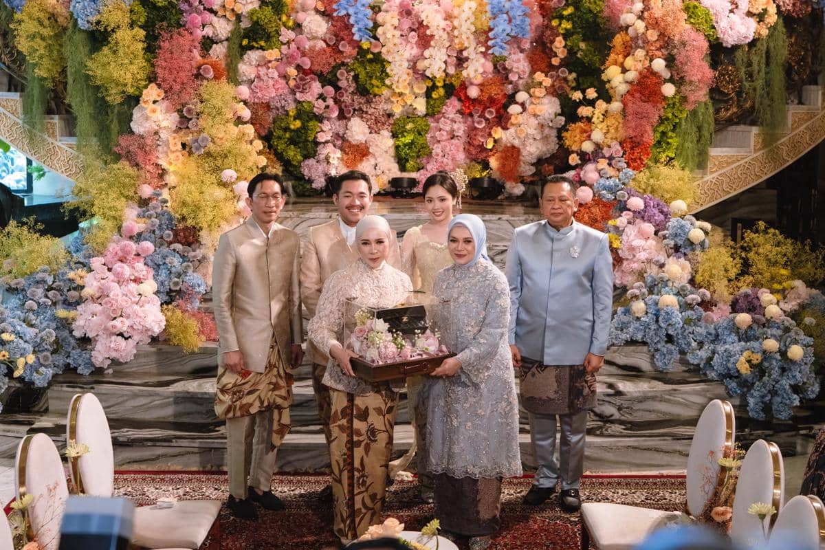 Dekorasi Lamaran Anak Melly Goeslaw dengan Anak Bambang Soesatyo