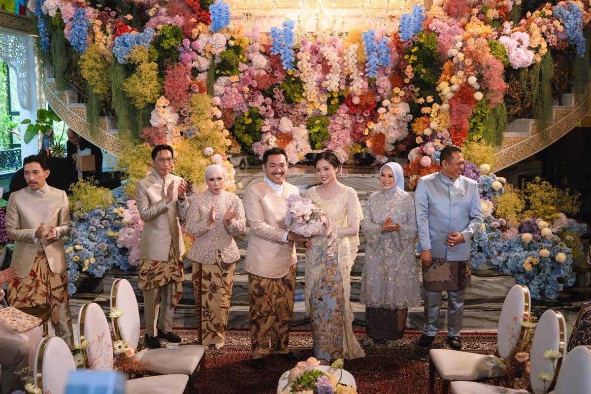Inspirasi Gaya Lamaran Anak Melly Goeslaw dengan Anak Bambang Soesatyo