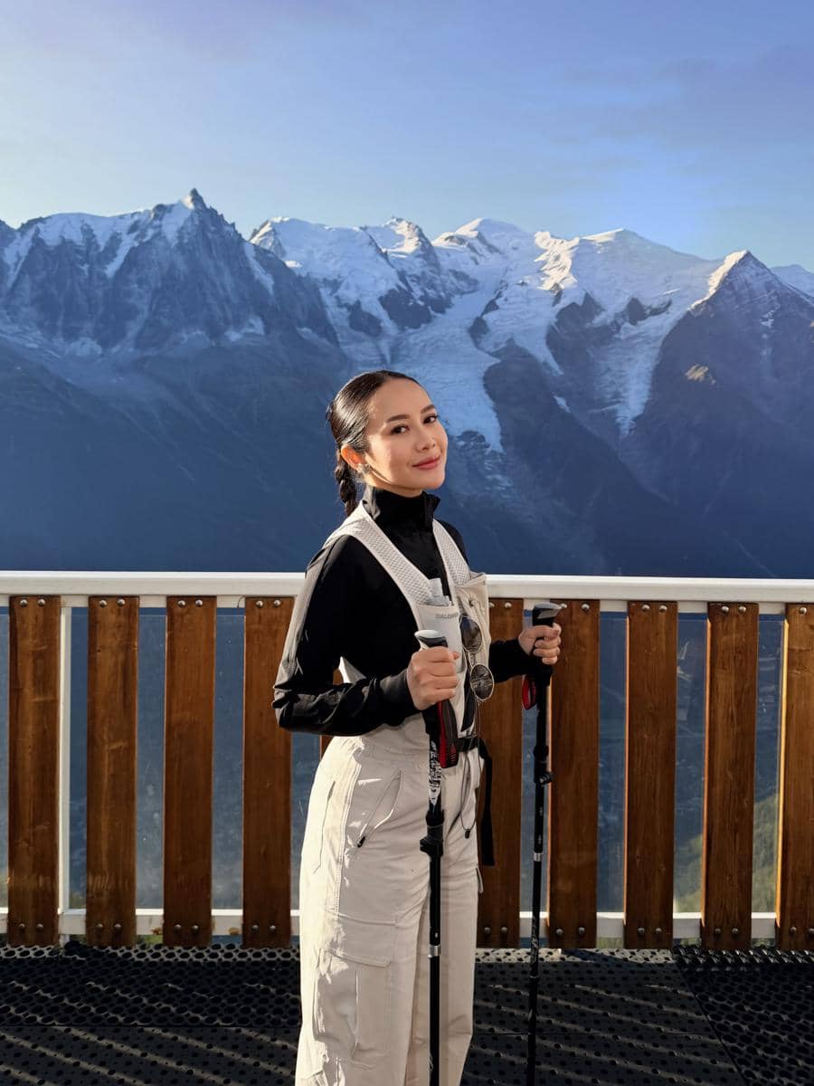 Merdi Octavia dan suami hiking di Gunung Le Brévent, Prancis