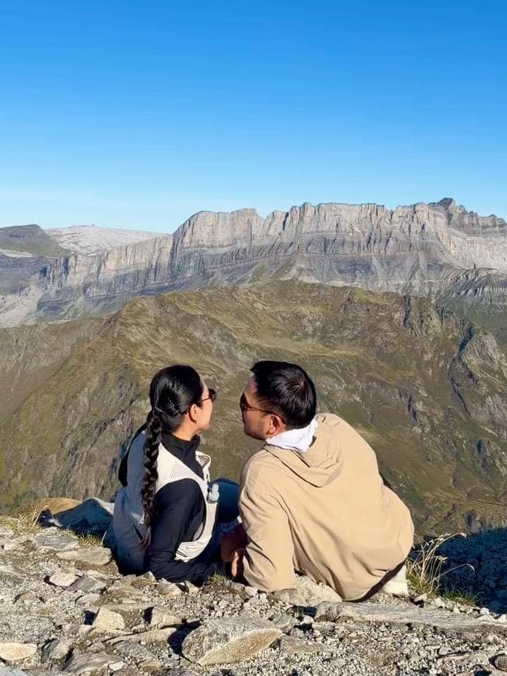 Merdi Octavia dan suami hiking di Gunung Le Brévent, Prancis