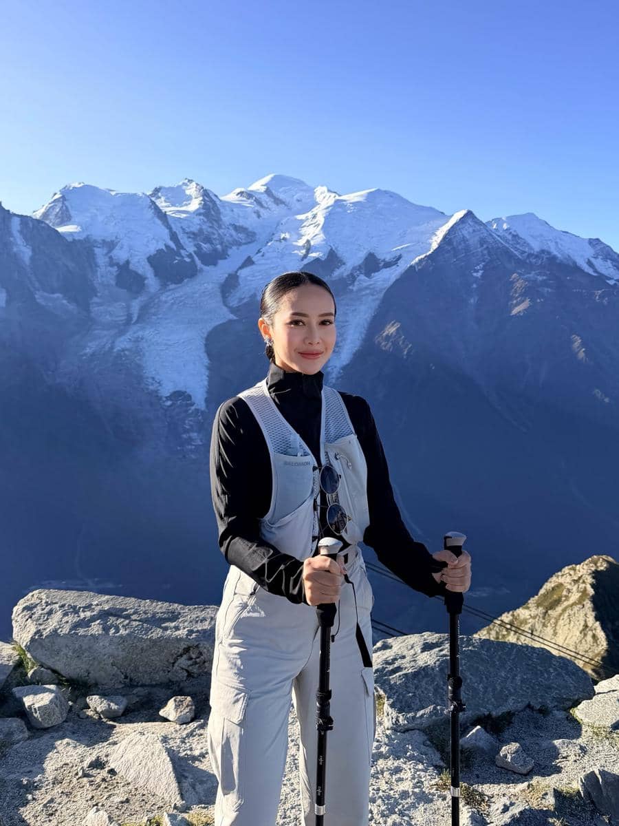 Merdi Octavia dan suami hiking di Gunung Le Brévent, Prancis