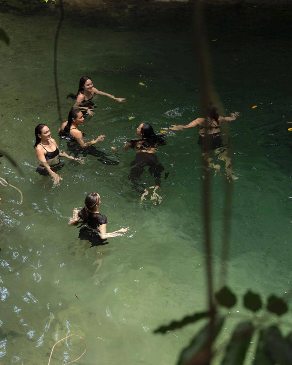 Yasmin Napper liburan di Pulau Moyo, NTB