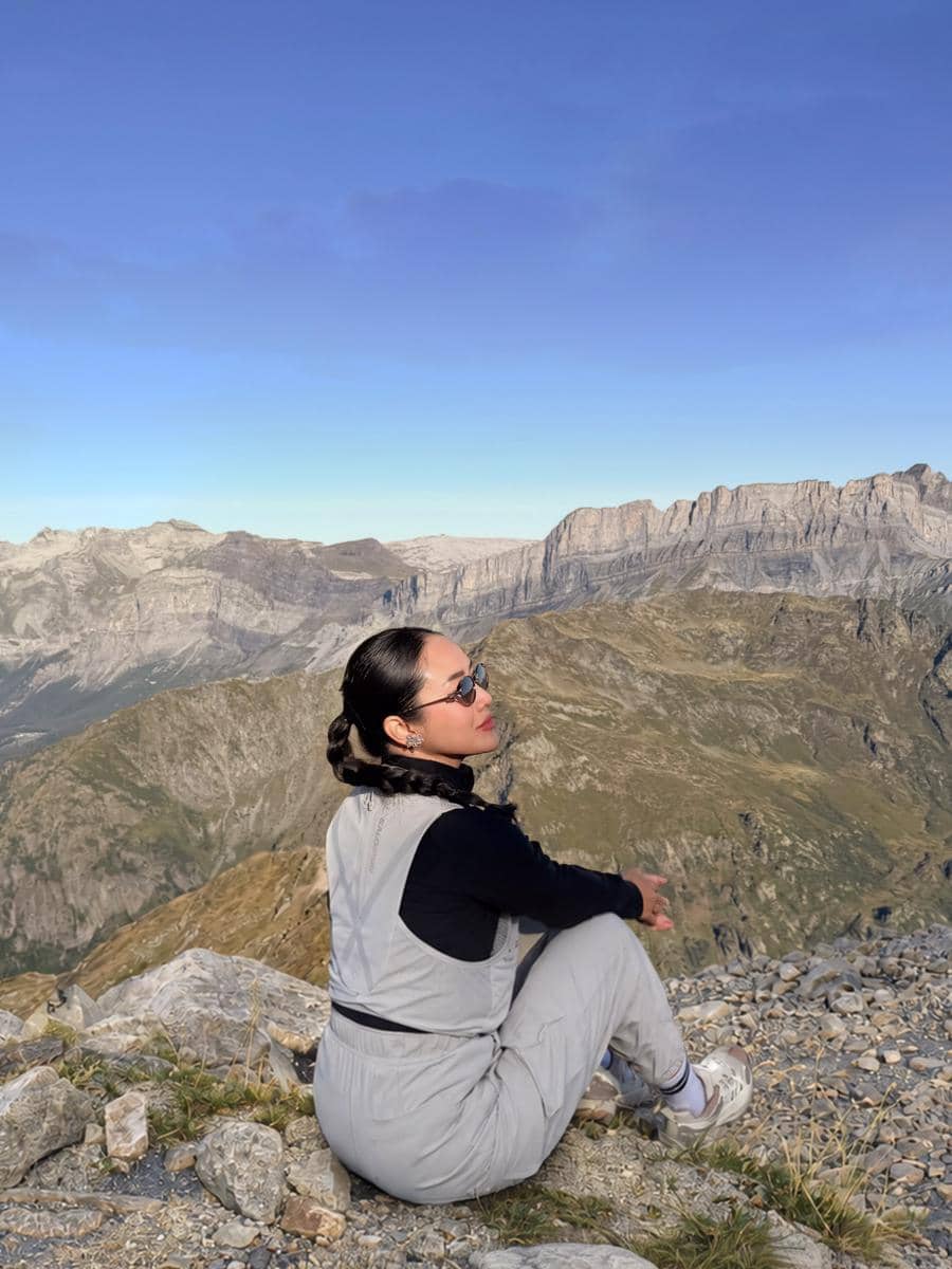 Merdi Octavia dan suami hiking di Gunung Le Brévent, Prancis