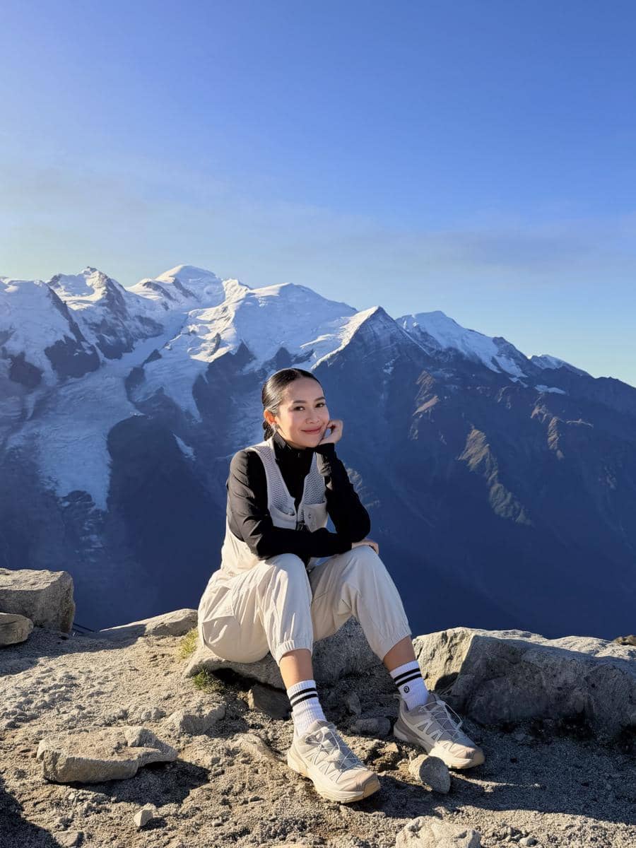 Merdi Octavia dan suami hiking di Gunung Le Brévent, Prancis
