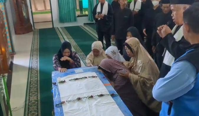Jenazah Taruno Korban KM Virgo Tiba di Madiun, Tangis Keluarga Pecah