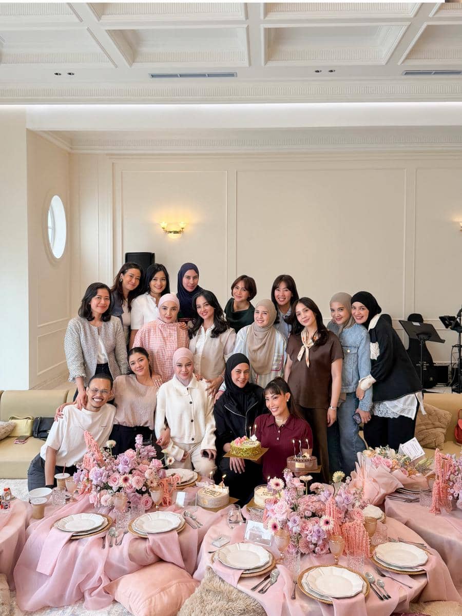 Potret Ayu Dewi dalam unggahan Instagram yang menjadi inspirasi perayaan ulang tahunnya yang ke-42 secara sederhana.