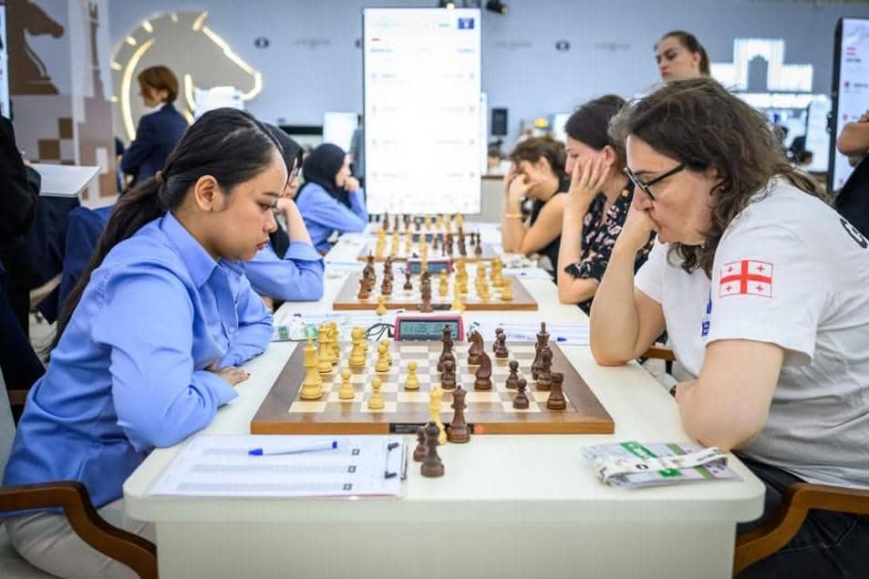 Para pecatur Indonesia berpose bersama saat tampil di Olimpiade Catur 2026 di Samarkand, Uzbekistan.