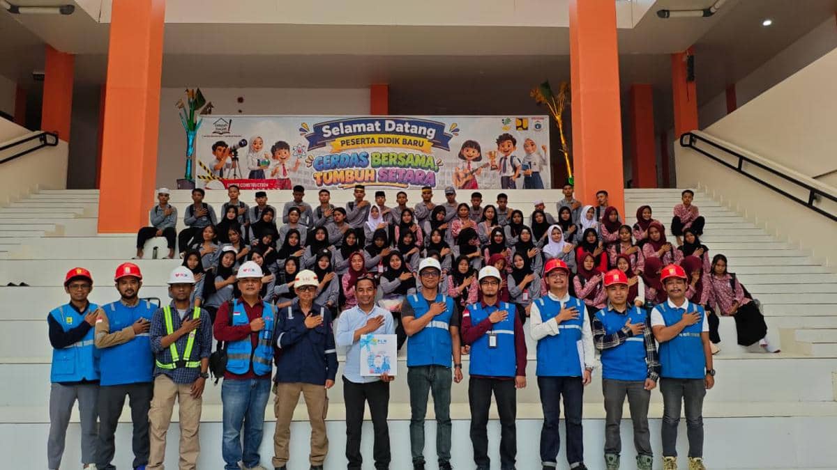 Momen petugas PLN bersama para siswa Sekolah Rakyat Mamuju berfoto bersama usai kegiatan energize pemasangan baru listrik. Semangat kolabora