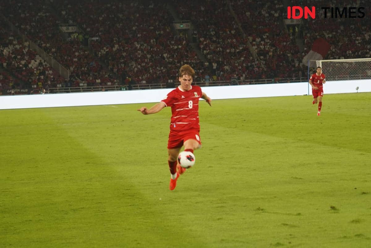 Pemain Timnas Indonesia menghadapi Singapura dalam pertandingan FIFA ASEAN Cup 2026 di lapangan hijau.