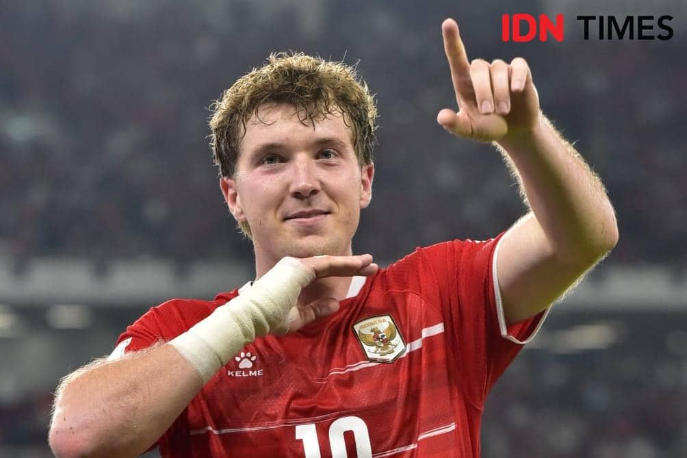 Para pemain Timnas Indonesia dan Singapura bertanding di lapangan sepak bola dalam laga FIFA ASEAN Cup 2026.