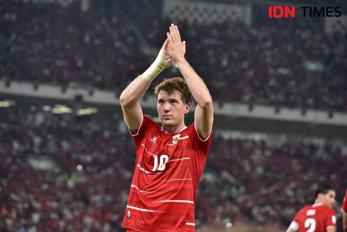 Para pemain Timnas Indonesia dan Singapura bertanding dalam laga FIFA ASEAN Cup 2026 di lapangan sepak bola.