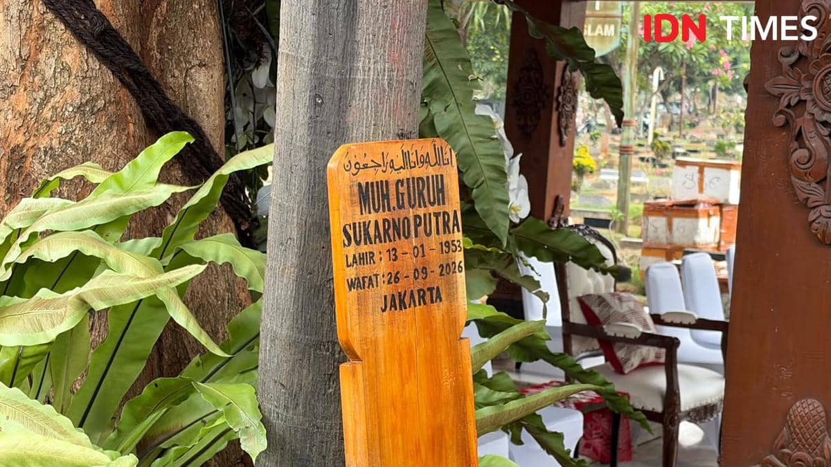Jenazah Guruh Soekarnoputra Dimakamkan di TPU Karet Bivak