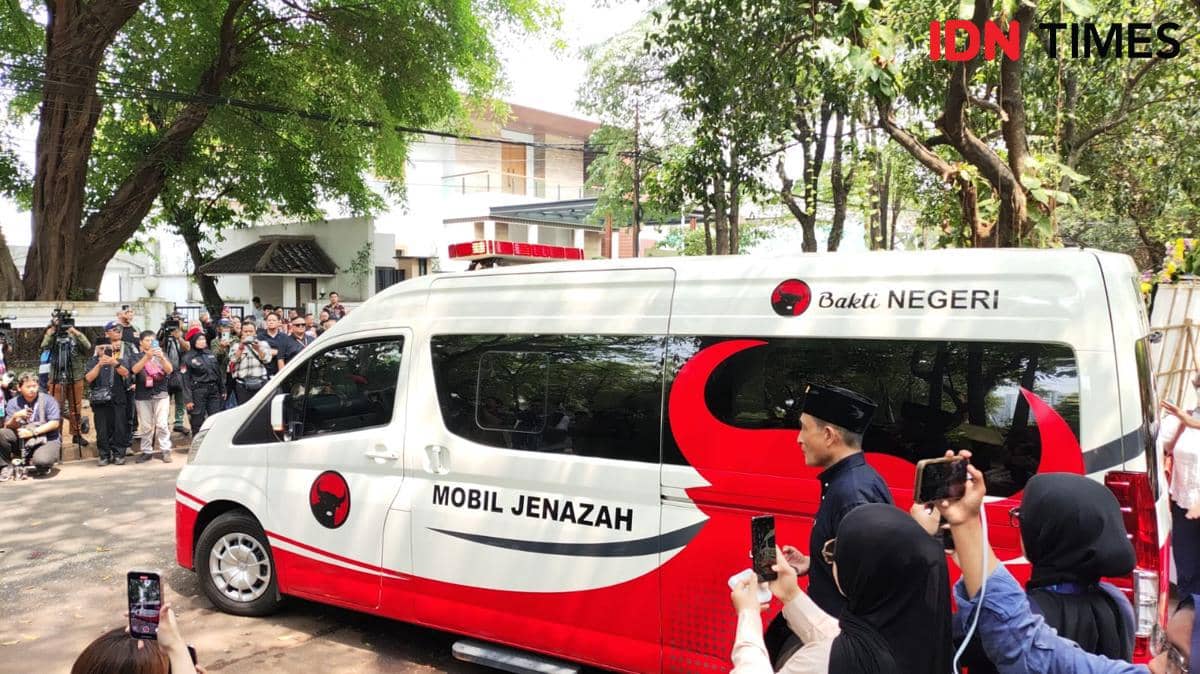 Jenazah Guruh Soekarnoputra Diberangkatkan ke TPU Karet Bivak